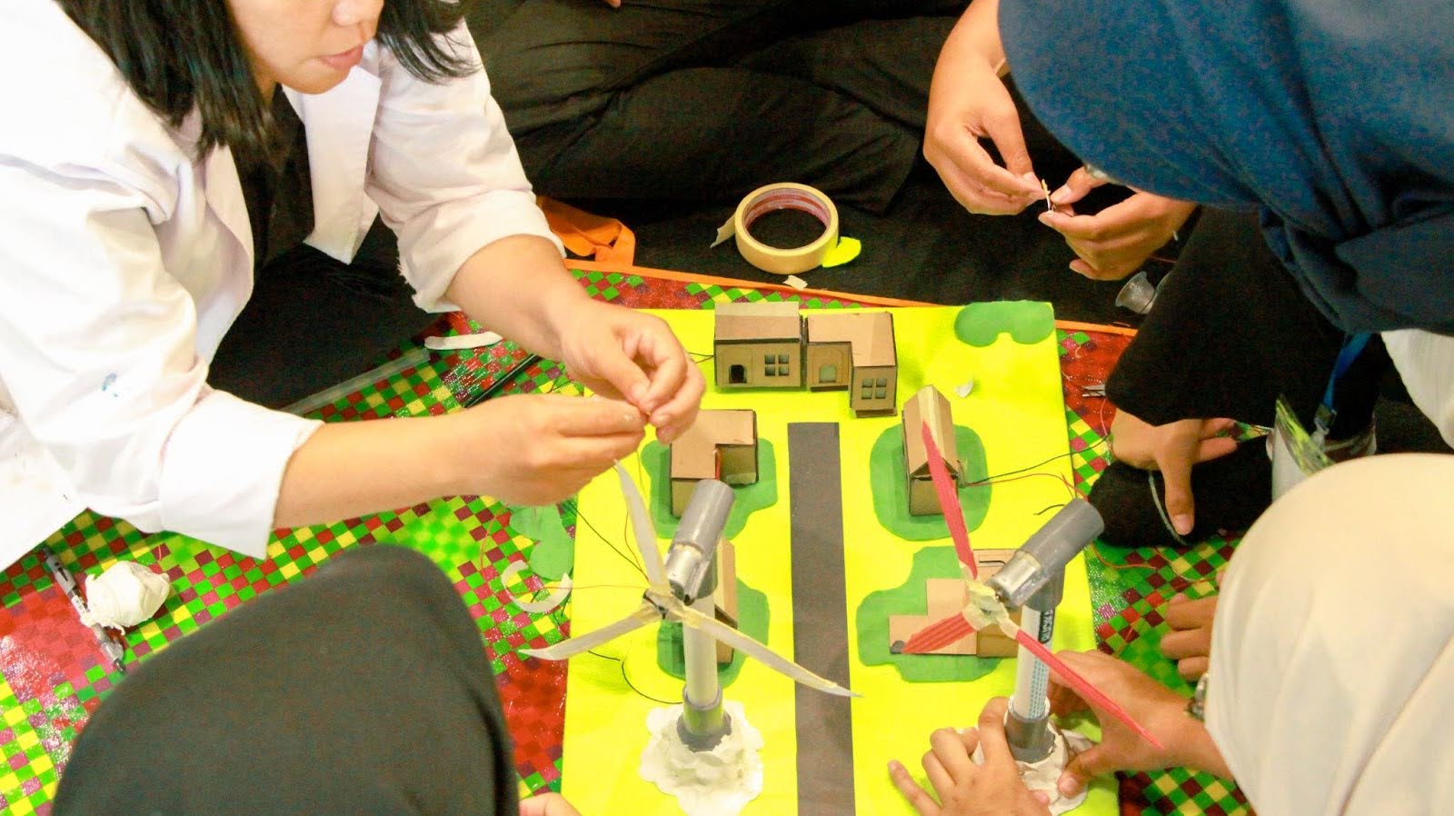 Indika Foundation merakit turbin.jpg